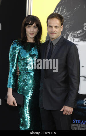 8 maggio 2012 - Hollywood, California, Stati Uniti - Michele Hicks e Jonny Lee Miller durante la premiere del nuovo film della Warner Bros Foto ombre scure, tenutasi al Grauman's Chinese Theater, il 7 maggio 2012 a Los Angeles.(Immagine di credito: Â© Michael Germana Globo/foto/ZUMAPRESS.com) Foto Stock