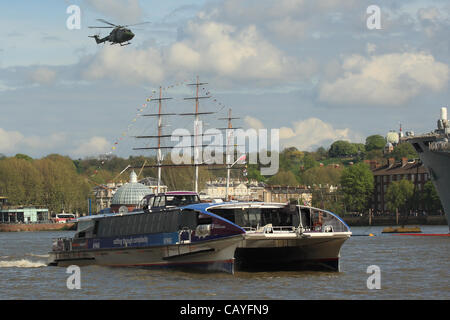 Martedì 8 maggio 2012 Army Air Corps Lynx elicottero prendendo parte ad esercitare Olympic custode vola sopra il Cutty Sark e a Thames Clipper man mano che si avvicina il dispositivo HMS Ocean ormeggiato sul fiume Tamigi a Greenwhich. Foto Stock