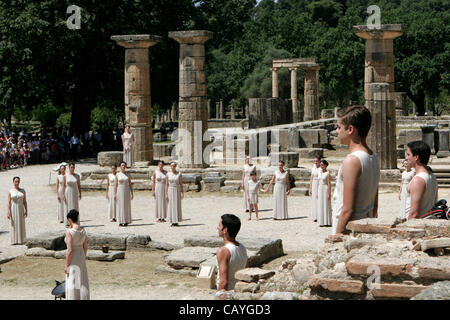 9 maggio 2012 - Olympia, Grecia - attori prendere parte a una prova generale per la torcia illuminazione cerimonia del London 2012 Giochi Olimpici in corrispondenza del sito dell'antica Olympia. (Credito Immagine: © Aristidis Vafeiadakis/ZUMAPRESS.com) Foto Stock