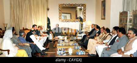 Presidente Asif Ali Zardari di scambi di opinioni con Awami National Party (ANP) Senatori durante la riunione tenutasi a Aiwan-e-Sadr a Islamabad il mercoledì 09 maggio, 2012. Foto Stock