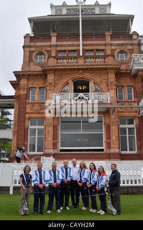 Il Lords Cricket Ground, London, Regno Unito, mercoledì. 09/05/2012. 6 Arcieri ha annunciato per il Team GB al Lords. L a R) Sara Symington (tiro con l'arco team leader), Larry Godfrey, Simon Terry, Alan Wills, Alison Williamson, Amy Oliver, Naomi Folkard e Lloyd Brown (Team Coach) con i signori Pavillion dietro di loro. Foto Stock