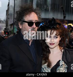 Il direttore Tim Burton assiste la premiere europeo di ombre scure con sua moglie attrice Helena Bonham-Carter all'Impero, Leicester Square il 9 maggio 2012. Persone nella foto: Helena Bonham-Carter, Tim Burton. Foto di Julie Edwards Foto Stock