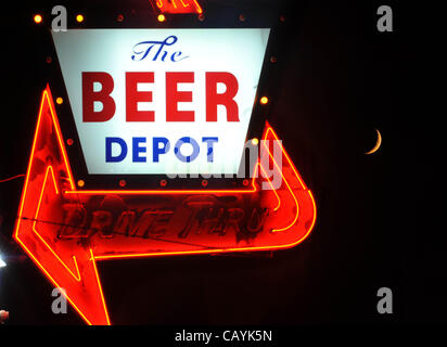 Giugno 26, 2009 - Ann Arbor, Michigan, Stati Uniti - una falce di Luna sorge dietro il deposito di birra segno nel centro cittadino di Ann Arbor, MI il 25 giugno 2009. (Credito Immagine: © Mark Bialek/ZUMAPRESS.com) Foto Stock