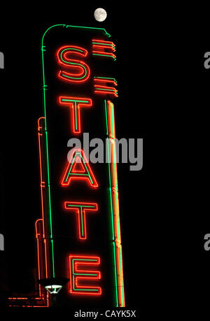 5 luglio 2009 - Ann Arbor, Michigan, Stati Uniti - La Luna sorge dietro il Teatro di Stato segno nel centro cittadino di Ann Arbor, MI il 4 luglio 2009. (Credito Immagine: © Mark Bialek/ZUMAPRESS.com) Foto Stock