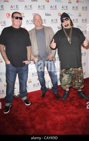 Corey Harrison, Rick Harrison, Austin Chumlee Russell presso gli arrivi per un+E RETI TELEVISIVE Presentazione Upfront, Lincoln Center di New York, NY, 9 maggio 2012. Foto di: Kristin Callahan/Everett Collection Foto Stock