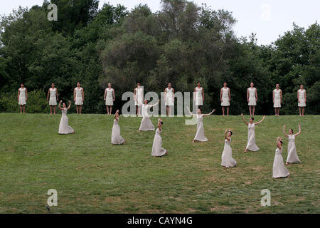 10 maggio 2012 - Olympia, Grecia - attori prendere parte per l'illuminazione a torcia cerimonia del London 2012 Giochi Olimpici in corrispondenza del sito dell'antica Olympia. (Credito Immagine: © Aristidis Vafeiadakis/ZUMAPRESS.com) Foto Stock