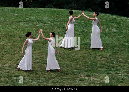 10 maggio 2012 - Olympia, Grecia - attori prendere parte per l'illuminazione a torcia cerimonia del London 2012 Giochi Olimpici in corrispondenza del sito dell'antica Olympia. (Credito Immagine: © Aristidis Vafeiadakis/ZUMAPRESS.com) Foto Stock