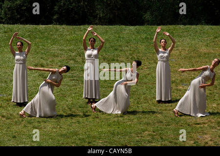 10 maggio 2012 - Olympia, Grecia - attori prendere parte per l'illuminazione a torcia cerimonia del London 2012 Giochi Olimpici in corrispondenza del sito dell'antica Olympia. (Credito Immagine: © Aristidis Vafeiadakis/ZUMAPRESS.com) Foto Stock