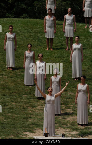 10 maggio 2012 - Olympia, Grecia - attori prendere parte per l'illuminazione a torcia cerimonia del London 2012 Giochi Olimpici in corrispondenza del sito dell'antica Olympia. (Credito Immagine: © Aristidis Vafeiadakis/ZUMAPRESS.com) Foto Stock