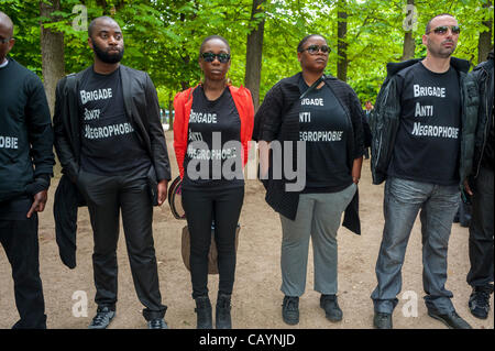 Parigi, Francia, gruppo multirazziale cerimonia della fine della schiavitù, con militanti neri di ONG, lavoratori migranti discriminazione 'Brigade Anti Negrofobia » t shirt Foto Stock