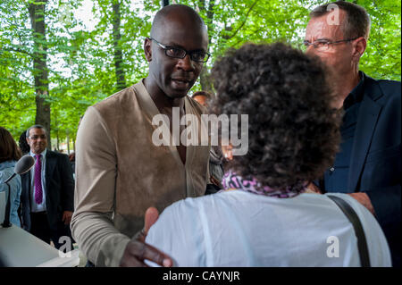 Parigi, Francia, Group of Mixed People, Talking, alla cerimonia della fine della schiavitù, con Lillian Thurman, scrittrice nera ed ex-Soccer Star Foto Stock