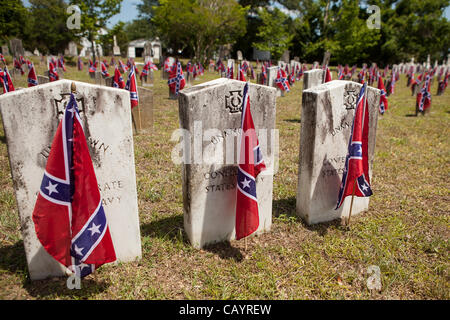 Gli oggetti contrassegnati per la rimozione definitiva del confederato ignoto soldati uccisi durante la Guerra Civile sono contrassegnati con bandiere durante Confederate Memorial Day al Cimitero di Magnolia Maggio 10, 2012 in Charleston, Sc. La guerra civile ha cominciato a Charleston 151 anni fa. Foto Stock