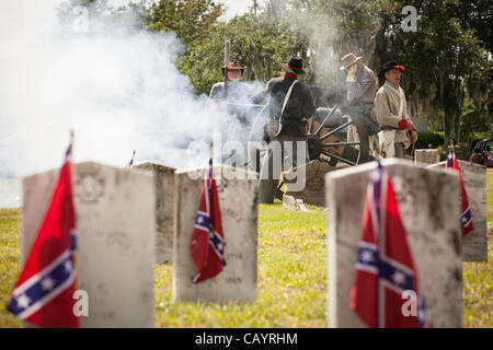 Centro storico di re-enactors fire una Canon in onore di Confederate Memorial Day al Cimitero di Magnolia Maggio 10, 2012 in Charleston, Sc. La guerra civile ha cominciato a Charleston 151 anni fa. Foto Stock