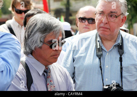 10 maggio 2012 - Horst Faas, un premiato fotografo di combattimento che ha coperto la guerra del Vietnam per la Associated Press, è morto a 79. Nella foto: 1 maggio 2005 - Ho Chi Mihn City, Vietnam - (L-R) fotografo NICK UT e HORST FAAS piangere ad un memoriale di servizio per il defunto Guerra del Vietnam Media dei veterani. A li Foto Stock