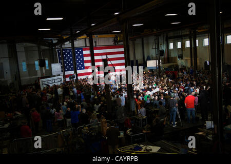 Ex Governatore del Massachusetts Mitt Romney, un candidato per il repubblicano nomina presidenziale detiene un rally al negozio di ferro in Broomall Pennsylvania il 4 aprile 2012. Foto Stock