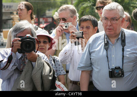 Maggio 01, 2005; Ho Chi Mihn City, Vietnam; fotografo NICK UT, sinistra e HORST FAAS, destra, piangono in un memoriale di servizio per il defunto Guerra del Vietnam Media veterani in Ho Chi Mihn City, Vietnam. Un elenco dei nomi dei supporti che sono morti nella guerra del Vietnam è stato letto. Credito: Foto di Krista Kennell/ZUM Foto Stock