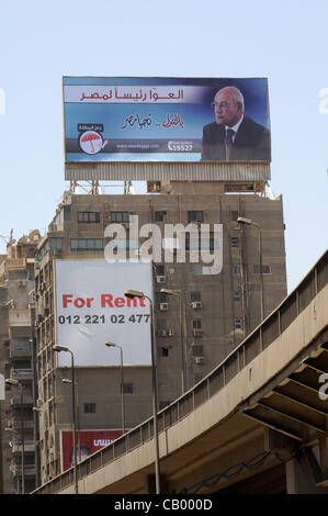 11 maggio 2012 - Cairo, Egitto - un cartellone pubblicitario per l'Egiziano candidato presidenziale Mohammed Selim El-Awwa al Cairo. L'Egiziano elezione presidenziale si svolgerà il 23-24 maggio. (Credito Immagine: © Cliff Cheney/ZUMAPRESS.com) Foto Stock