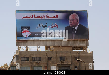 11 maggio 2012 - Cairo, Egitto - un cartellone pubblicitario per l'Egiziano candidato presidenziale Mohammed Selim El-Awwa al Cairo. L'Egiziano elezione presidenziale si svolgerà il 23-24 maggio. (Credito Immagine: © Cliff Cheney/ZUMAPRESS.com) Foto Stock