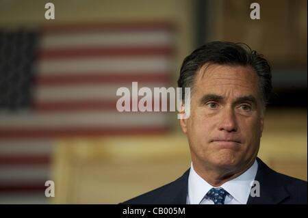 2 maggio 2012 - Chantilly, Virginia, Stati Uniti d'America - ex governatore del Massachusetts Mitt Romney, un candidato per il repubblicano nomina presidenziale, detiene un rally a bordo presentano a Chantilly, Virginia il 2 maggio 2012. (Credito Immagine: © Mark Makela/ZUMAPRESS.com) Foto Stock