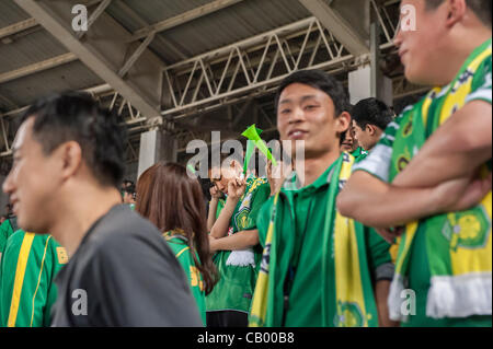 I sostenitori di Pechino Guoan nel lo stadio dei lavoratori durante la partita tra il Beijing Guoan e Guizhou Renhe squadre di calcio a Pechino, Cina, Venerdì 11 Maggio, 2012. Guoan Pechino ha vinto la partita con 2:1. Foto Stock
