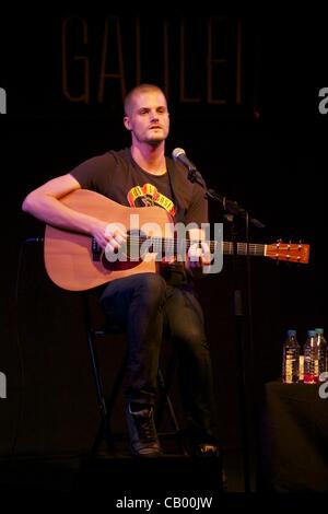 11 maggio 2012 - Madrid, Spagna - Jay Brannan esegue in scena al teatro di Galileo a Madrid (credito Immagine: © Jack Abuin/ZUMAPRESS.com) Foto Stock