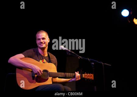 11 maggio 2012 - Madrid, Spagna - Jay Brannan esegue in scena al teatro di Galileo a Madrid (credito Immagine: © Jack Abuin/ZUMAPRESS.com) Foto Stock