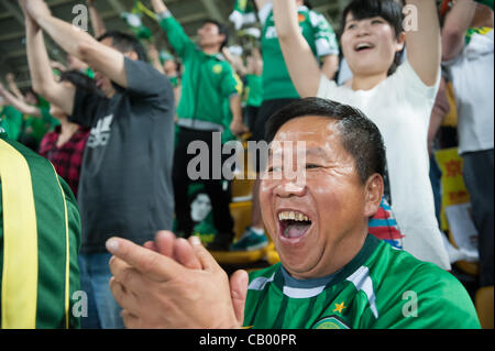Sostenitore di Pechino Guoan nel lo stadio dei lavoratori durante la partita tra il Beijing Guoan e Guizhou Renhe squadre di calcio a Pechino, Cina, Venerdì 11 Maggio, 2012. Guoan Pechino ha vinto la partita con 2:1. Foto Stock