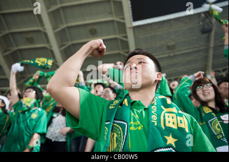 Sostenitore di Pechino Guoan nel lo stadio dei lavoratori durante la partita tra il Beijing Guoan e Guizhou Renhe squadre di calcio a Pechino, Cina, Venerdì 11 Maggio, 2012. Guoan Pechino ha vinto la partita con 2:1. Foto Stock
