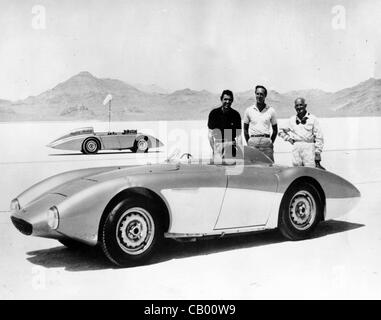 Agosto 17, 1956 - Bonneville, UT, STATI UNITI D'AMERICA - CAROLL SHELBY di Dallas, ROY JACKSON-MOORE di Los Angeles e il sig. DONALD HEALEY, con la vettura dopo aver impostato i nuovi record sui laghi salati di Bonneville nello Utah, U.S.A.. La vettura in background è un altro Austin Healey in cui ulteriori tentativi di record può essere m Foto Stock