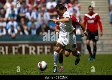 12.05.2012 a Milton Keynes, Inghilterra. MK Dons v Huddersfield Town. Charlie MACDONALD di Milton Keynes Dons sulla palla durante il campionato npower 1 play off semi finale 1 gamba tra MK Dons e Huddersfield Town Stadium mk. Punteggio finale: MK Dons 0-2 Huddersfield Town. Foto Stock