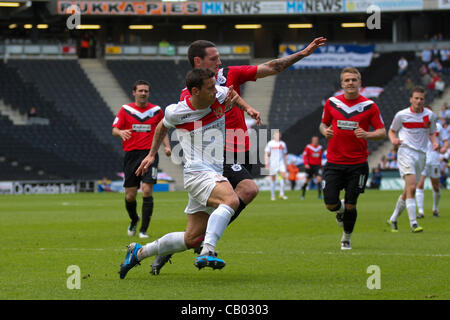 12.05.2012 a Milton Keynes, Inghilterra. MK Dons v Huddersfield Town. Sean MORRISON (in prestito dalla lettura) di Huddersfield Town e Charlie MACDONALD di Milton Keynes Dons tussle durante il campionato npower 1 play off semi finale 1 gamba tra MK Dons e Huddersfield Town Stadium mk. Punteggio finale: MK fare Foto Stock