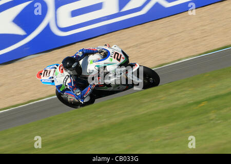 Regno Unito. 12.05.2012. Donington Park, in Inghilterra. Leon Camier corse Suzuki GSX-R1000 per Crescent Fixi Suzuki nel Campionato del Mondo Superbike Donington Park SUPERBIKE 2010 qualifica Foto Stock