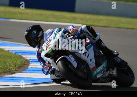 Regno Unito. 12.05.2012. Donington Park, in Inghilterra. Leon Camier corse Suzuki GSX-R1000 per Crescent Fixi Suzuki nel Campionato del Mondo Superbike Donington Park SUPERBIKE 2010 qualifica Foto Stock