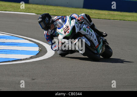 Regno Unito. 12.05.2012. Donington Park, in Inghilterra. Leon Camier corse Suzuki GSX-R1000 per Crescent Fixi Suzuki nel Campionato del Mondo Superbike Donington Park SUPERBIKE 2010 qualifica Foto Stock