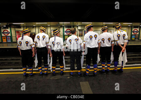 Londra, Regno Unito. Sabato 12 Maggio 2012. Hammersmith Morris uomini ballare su una metropolitana al Westminster Giorno della Danza Foto Stock