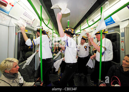 Londra, Regno Unito. Sabato 12 Maggio 2012. Hammersmith Morris uomini ballare su una metropolitana al Westminster Giorno della Danza Foto Stock