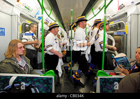 Londra, Regno Unito. Sabato 12 Maggio 2012. Hammersmith Morris uomini ballare su una metropolitana al Westminster Giorno della Danza Foto Stock