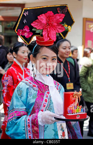 Londra, Regno Unito. Sabato 12 Maggio 2012. Parata di compleanno di Buddha in Chinatown, Londra celebra la 2556th compleanno di Buddha Foto Stock