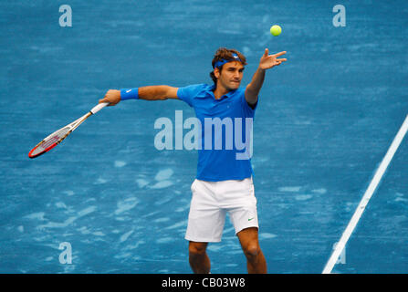 12 maggio 2012 - Madrid, Spagna - 12.05.2012 Madrid, Spagna. Roger Federer in azione contro Janko TIPSAREVIC durante la mens semi-finale, Mutua Madrid Open Tennis Tournament. (Credito Immagine: © Michael Cullen/ZUMAPRESS.com) Foto Stock