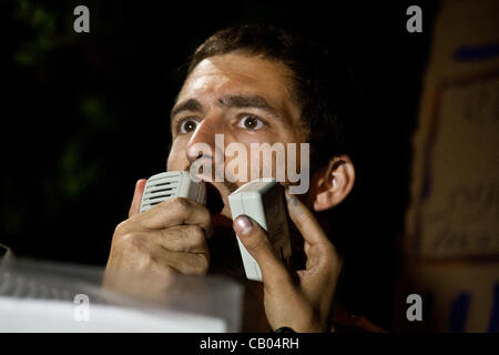 I nuovi dirigenti sociali sono nati durante la protesta - Roi Fruman parla con passione esaltante manifestanti al di fuori del PM's residence. Gerusalemme, Israele. 12-Maggio-2012. Foto Stock