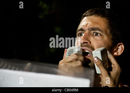 I nuovi dirigenti sociali sono nati durante la protesta - Roi Fruman parla con passione esaltante manifestanti al di fuori del PM's residence. Gerusalemme, Israele. 12-Maggio-2012. Foto Stock