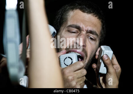 I nuovi dirigenti sociali sono nati durante la protesta - Roi Fruman parla con passione esaltante manifestanti al di fuori del PM's residence. Gerusalemme, Israele. 12-Maggio-2012. Foto Stock