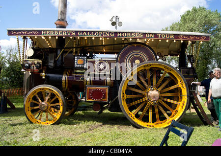 Motori a vapore sul display per vedere a tutti presso il mulino Stotfold vapore e fiera di paese mostrano Foto Stock