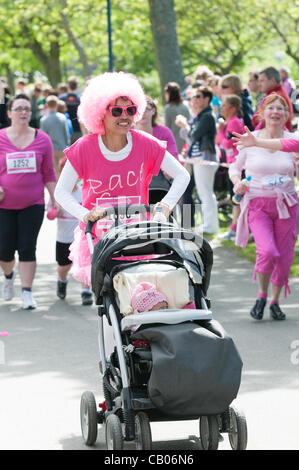 Domenica 13 maggio 2012, Aberystwyth Wales UK: oltre 1600 le donne e le ragazze da 3 a 83 anni di età di tutto il Galles centrale e corse a piedi Foto Stock