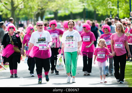 Domenica 13 maggio 2012, Aberystwyth Wales UK: oltre 1600 le donne e le ragazze da 3 a 83 anni di età di tutto il Galles centrale e corse a piedi Foto Stock