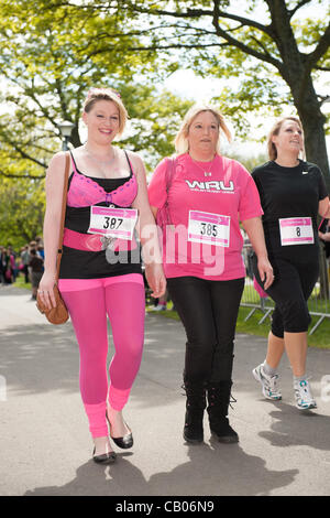 Domenica 13 maggio 2012, Aberystwyth Wales UK: oltre 1600 le donne e le ragazze da 3 a 83 anni di età di tutto il Galles centrale e corse a piedi Foto Stock