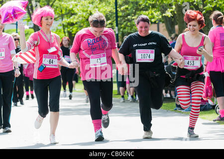 Domenica 13 maggio 2012, Aberystwyth Wales UK: oltre 1600 le donne e le ragazze da 3 a 83 anni di età di tutto il Galles centrale e corse a piedi Foto Stock