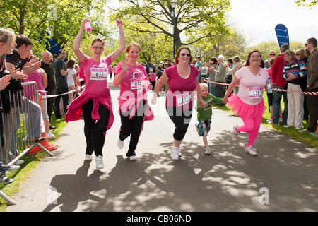 Domenica 13 maggio 2012, Aberystwyth Wales UK: oltre 1600 le donne e le ragazze da 3 a 83 anni di età di tutto il Galles centrale e corse a piedi Foto Stock