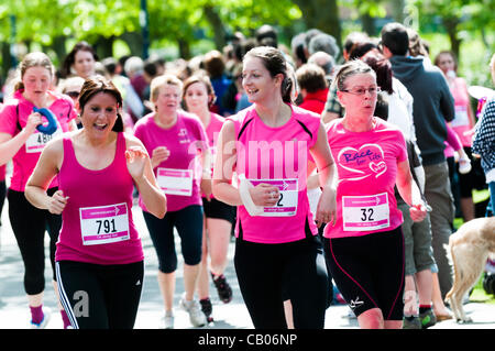 Domenica 13 maggio 2012, Aberystwyth Wales UK: oltre 1600 le donne e le ragazze da 3 a 83 anni di età di tutto il Galles Centrale ran e camminato 5k nella gara annuale per la vita per raccogliere fondi a sostegno del Cancer Research UK Foto Stock