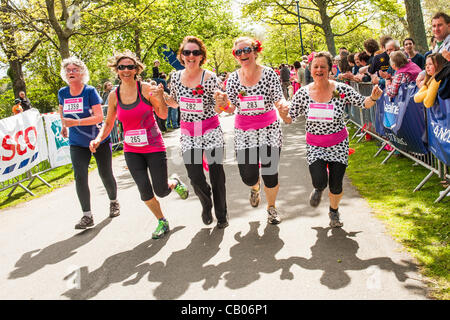 Domenica 13 maggio 2012, Aberystwyth Wales UK: oltre 1600 le donne e le ragazze da 3 a 83 anni di età di tutto il Galles centrale e corse a piedi Foto Stock